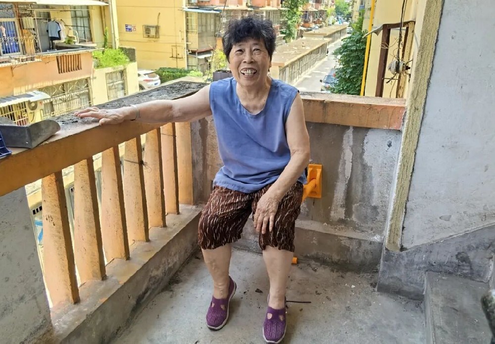 适老化改造新举措|亿发平台_亿发(中国)
集团为工人路社区添置便民休息椅
